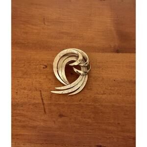 Vintage Trifari Gold Tone Brushed Swirl Spray Brooch Mid Century Modern Designer
